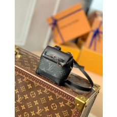 LOUIS VUITTON-M00340 루이비통 모노그램 이클립스 미니 스티머 파우치 220,000원