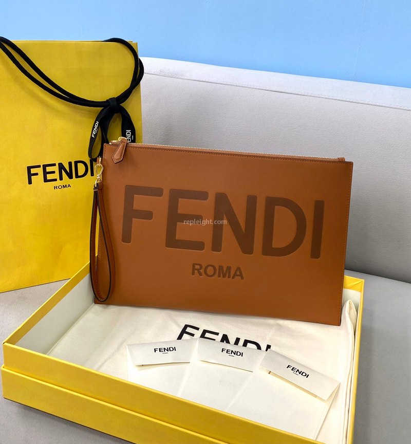 FENDI-8N0178 펜디 브라운 라지 플랫 파우치