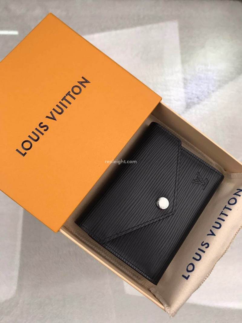 LOUIS VUITTON-M62173 루이비통 에삐 느와르 빅토린 월릿