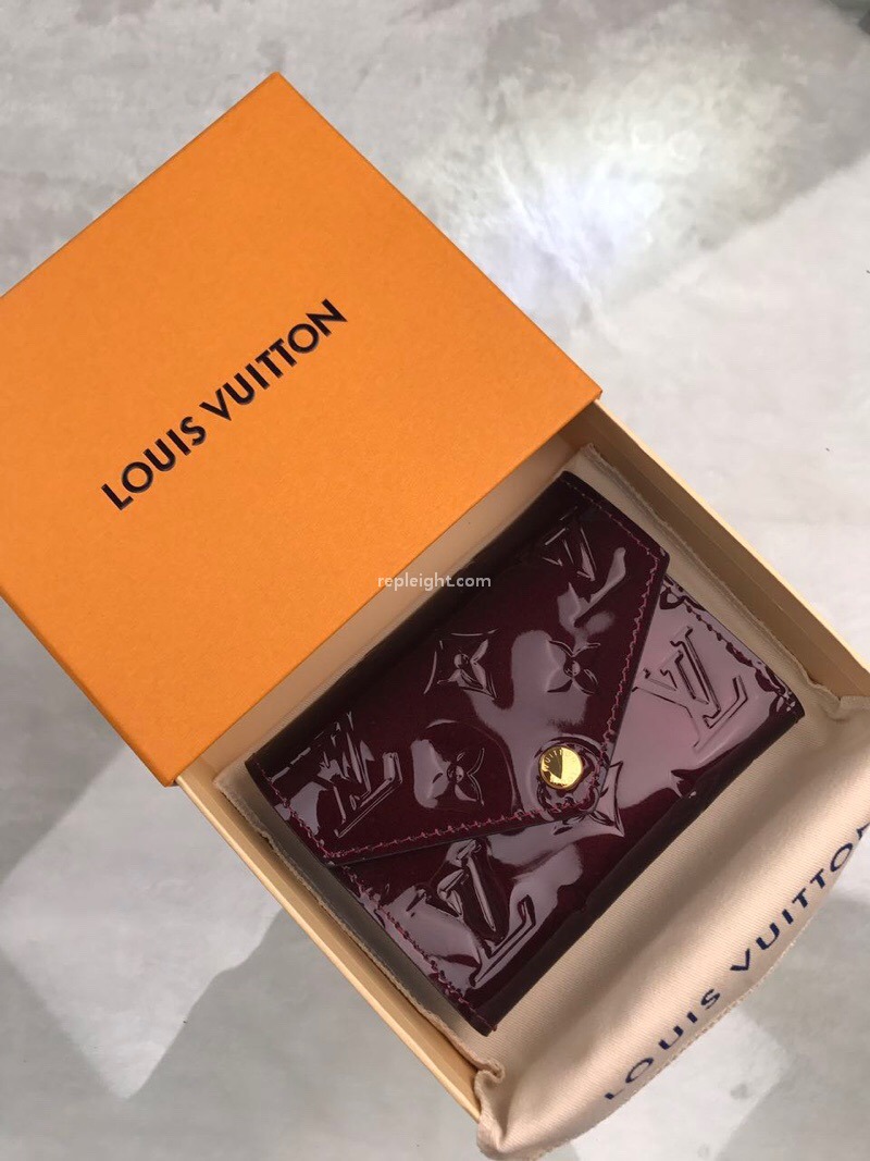 LOUIS VUITTON-M62427 루이비통 모노그램 베르니 빅토린 월릿