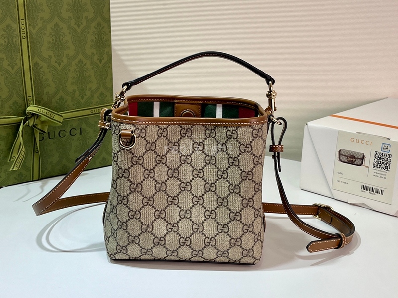 GUCCI-구찌 ‎815118 FAD6L 9758 GG 엠블럼 미니 버킷백